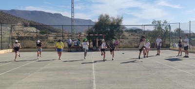 Niños corriendo desde la salida