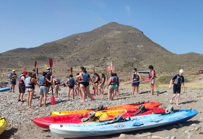 Chicos atendiendo las explicaciones del monitor Chicos atendiendo las explicaciones del monitor