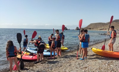 Chicos preparándose para montar en los kayaks