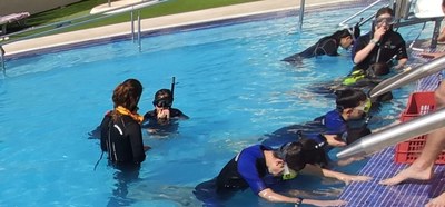 Chicos con la cabeza sumergida aprendiendo a respirar por el tubo para bucear Chicos con la cabeza sumergida aprendiendo a respirar por el tubo para bucear