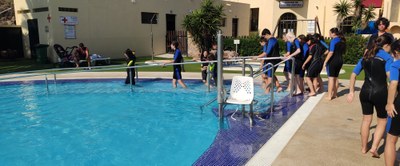 Niños entrando en fila a la piscina Niños entrando en fila a la piscina