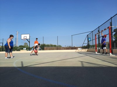 Niño realiza un lanzamiento a puerta con una pelota de goalball