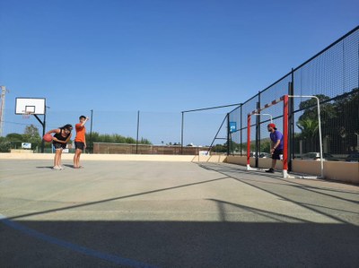 Niña realiza un lanzamiento a puerta con una pelota de goalball 2