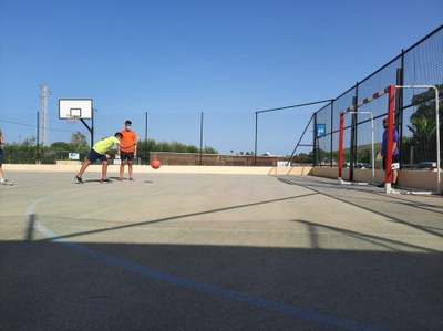 Niño realiza un lanzamiento a puerta con una pelota de goalball 2