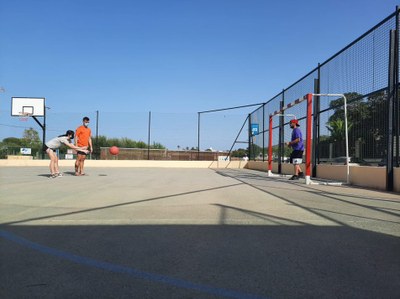 Niña realiza un lanzamiento a puerta con una pelota de goalball