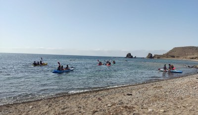 Niños montados en los kayaks en la playa