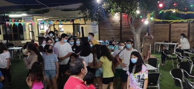 Todos reunidos en la terraza del bar