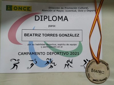 Diploma y medalla de participante en el campamento deportivo 2021