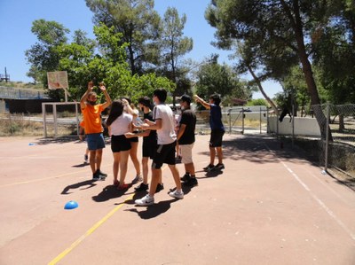 Grupo de niños celebrando el final del partido