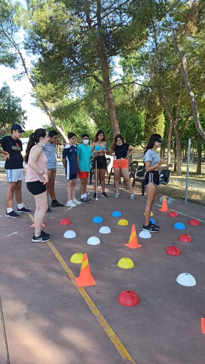 Grupo de niños mayores jugando a ser guiados por los compañeros