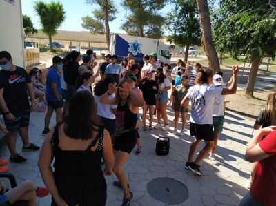 Grupo de niños y niñas bailando con una monitora