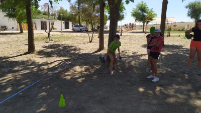 Niño jugando a tiro con jabalina