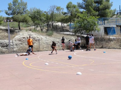 Niños del grupo de mayores jugando al goalball Niños del grupo de mayores jugando al goalball