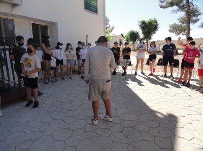 Un grupo de niños de pie en círculo juegan a preguntas y respuestas Un grupo de niños de pie en círculo juegan a preguntas y respuestas