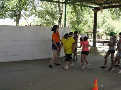 Una monitora supervisa un juego de habilidad por parejas Una monitora supervisa un juego de habilidad por parejas