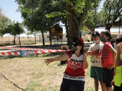 Particular "lanzamiento de jabalina" con los ojos tapados