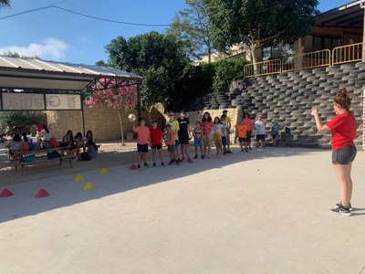 Fotografía de nuestros jóvenes librando todos los obstáculos con un balón de fútbol