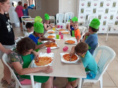 Fotografía de los campeones y campeonas en plena faena cocinera