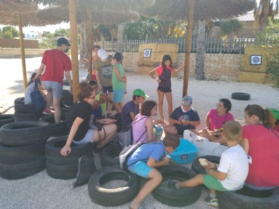 Nuestro gruo de aventureros durante la merienda sentados encima de unos grandes neumáticos