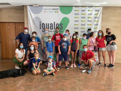 Todo el grupo junto a sus monitores antes de salir al campamento Todo el grupo junto a sus monitores antes de salir al campamento