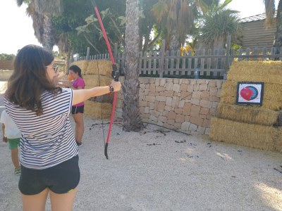 Una de nuestras jóvenes practicando tiro con arco