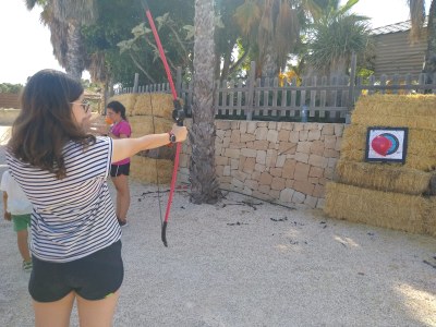 Una de nuestras jóvenes practicando tiro con arco Una de nuestras jóvenes practicando tiro con arco