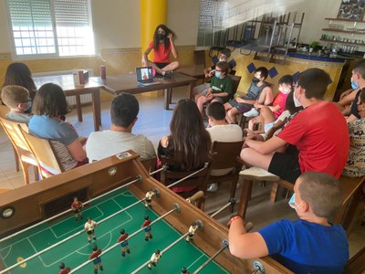 Grupo haciendo entrevista a Héctor Catalá, deportista paralímpico Grupo haciendo entrevista a Héctor Catalá, deportista paralímpico