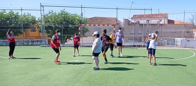 Grupo jugando al fútbol