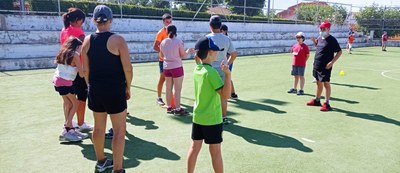 Grupo preparándose para jugar al fútbol