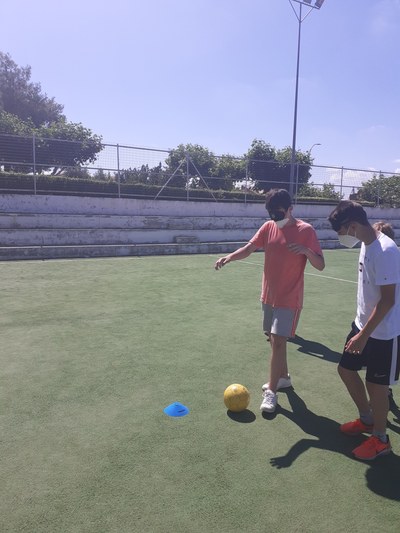 Chico con los ojos vendados es guiado por un compañero Chico con los ojos vendados es guiado por un compañero