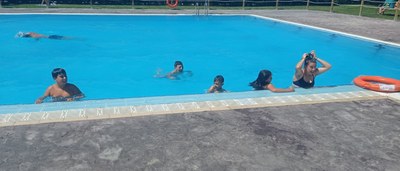 Grupo en la piscina