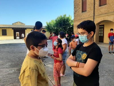 Dos niños en primer plano realizan un juego de presentación Dos niños en primer plano realizan un juego de presentación