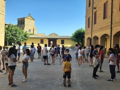 El grupo de participantes realiza juegos de presentación en la plaza del pueblo