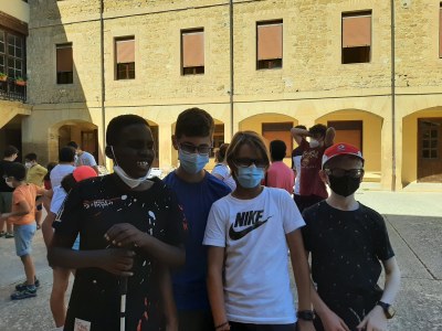 Un grupo de cuatro niños posa para la fotografía Un grupo de cuatro niños posa para la fotografía