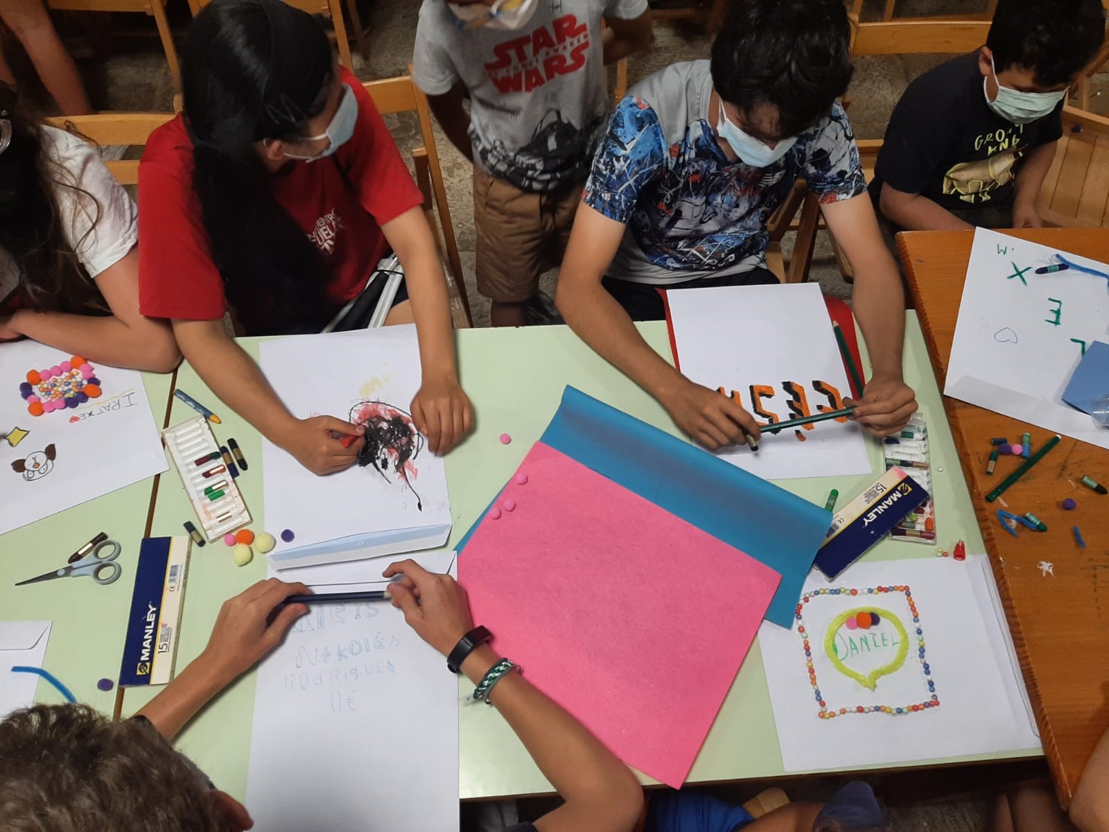 El grupo de participantes hace una actividad de manualidades