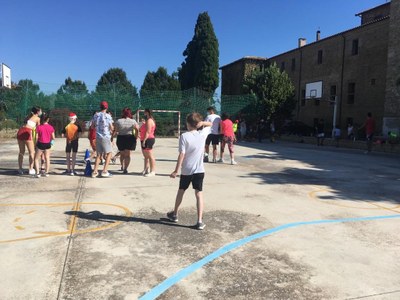 Un grupo de niños se prepara para practicar diferentes deportes Un grupo de niños se prepara para practicar diferentes deportes