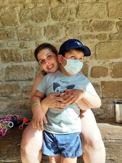 Dos participantes posan para la fotografía, abrazados. Dos participantes posan para la fotografía, abrazados.