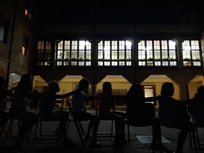 Participantes realizan juegos de relajación en la plaza Participantes realizan juegos de relajación en la plaza