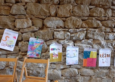 Conjunto de sobres decorados que el grupo de participantes ha realizado en el taller de manualidades