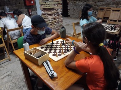 Un niño y una niña juegan al ajedrez Un niño y una niña juegan al ajedrez