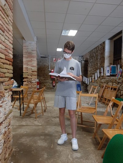 Uno de los participantes posa leyendo un libro Uno de los participantes posa leyendo un libro