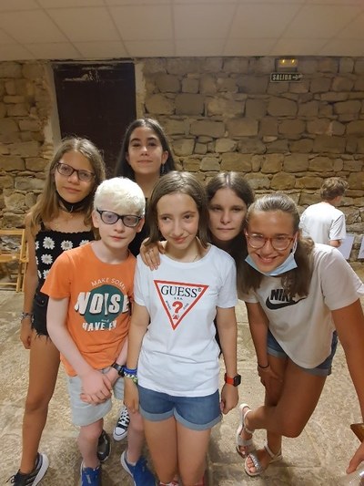 Grupo de participantes en el albergue posando para fotografía 