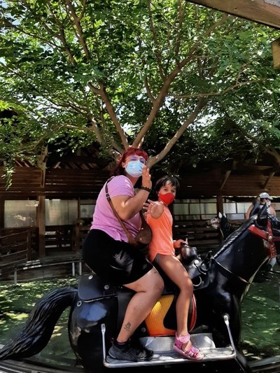 Monitora y participante en una atracción del parque Sendaviva Monitora y participante en una atracción del parque Sendaviva