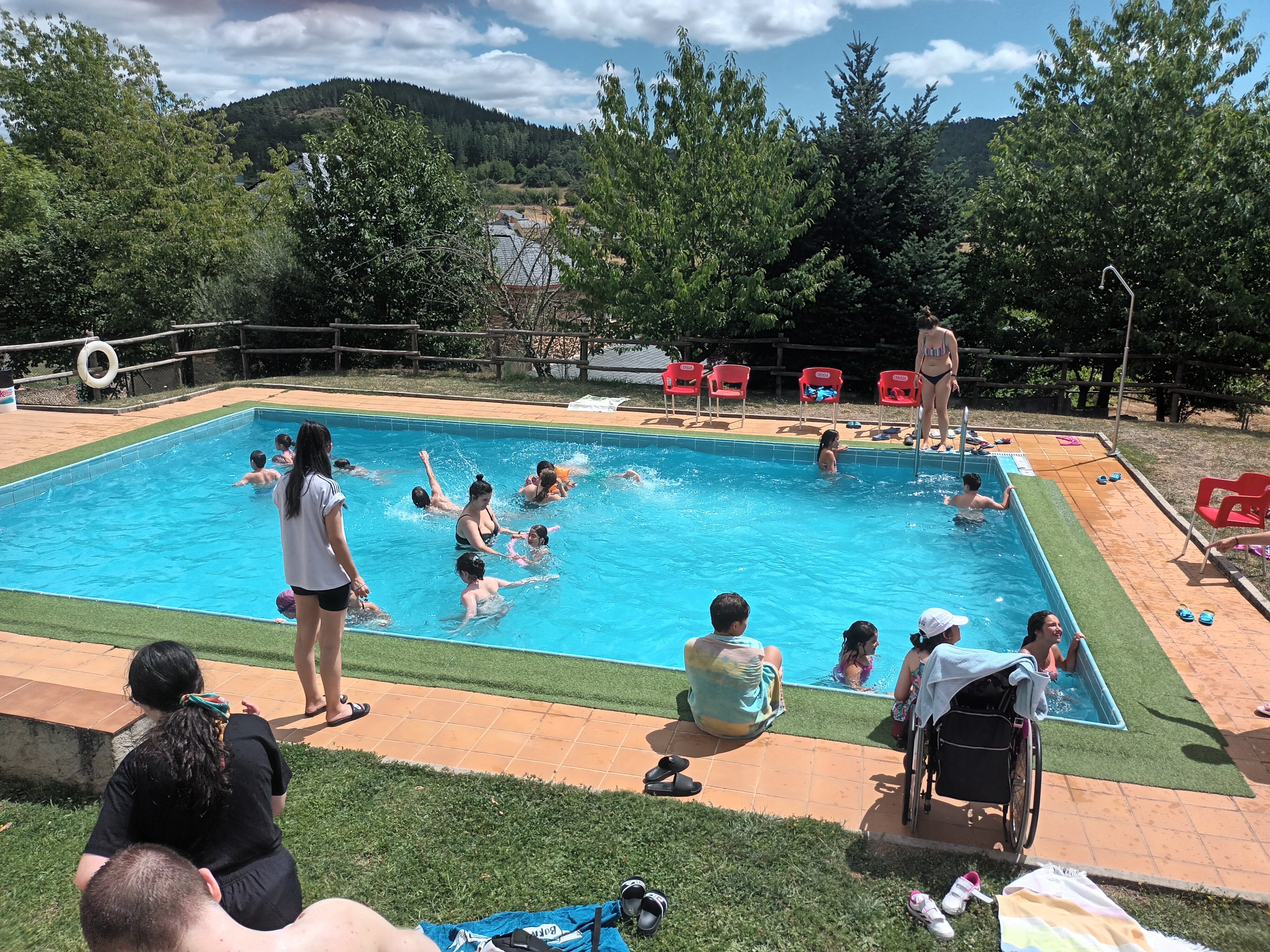 Un grupo de participantes juega en la piscina