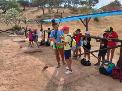 Varios participantes practicando el tiro con arco
