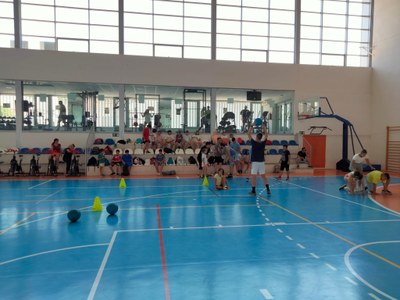 Participantes jugando un partido de goalball