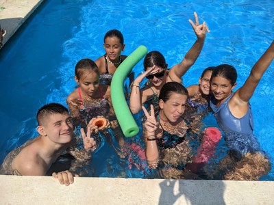 Un grupo de participantes, bañándose en la piscina