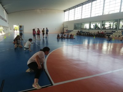 Varios participantes, entrenando para el partido de Goalball