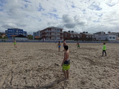 Un grupo juega al fútbol en la playa