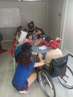 El grupo de participantes de peques realiza un taller escritura de canciones